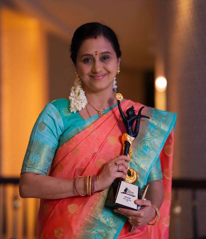 கடந்த 1993 ஆம் ஆண்டு ஆரம்பித்து இப்போது வரையில் ஏராளமான படங்களில் நடித்துள்ளார் தேவயானி. தற்போது அறிமுக இயக்குநர் அர்ஜூனன் இயக்கத்தில் ஜெயம் ரவி நடிப்பில் உருவாகி வரும் ஜெனி (Genie) என்ற படத்தில் நடித்து வருகிறார். சினிமாவில் மட்டுமின்றி தொலைக்காட்சி தொடர்களிலும் நடித்துள்ளார். அப்படி அவர் நடித்து ஹிட் கொடுத்த சூப்பர் டூப்பர் சீரிஸ் எது என்றால் அது கோலங்கள் தான். 2003 ஆம் ஆண்டு முதல் 2009ஆம் ஆண்டு வரையில் 6 ஆண்டுகள் சன் டிவியில் ஒளிபரப்பு செய்யப்பட்டது. அப்படி அந்த தொடருக்கு மக்கள் அமோக வரவேற்பு கொடுத்தார்கள்.