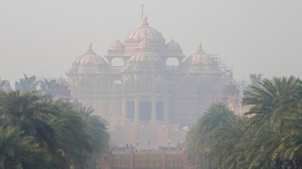 Delhi Weather: दिल्ली में इस मौसम की सबसे ठंडी रात, तापमान गिरकर हुआ 11.2 डिग्री, AQI 450 के पार