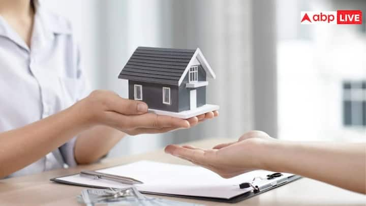 Home Loan Tips:  होम लोन लेते वक्त इन चीजों का रखना चाहिए आपको खास ध्यान. नहीं तो हो सकता है बाद में नुकसान. चलिए बताते हैं कौन सी हैं यह चीजें जो आपके लिए काम आएंगी.