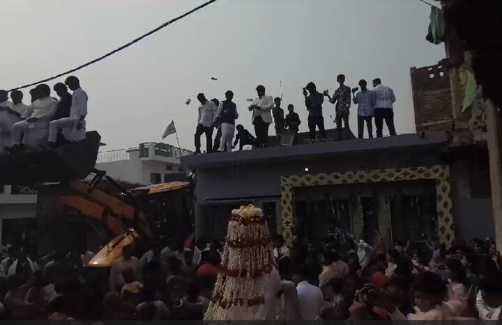 वहीं शादी के मौके पर लोगों के होश तब उड़े जब जेसीबी और छत पर चढ़कर कुछ लोग नोटों की बारिश कर रहे थे.जिसके बाद इनका वीडियो सोशल मीडिया पर खूब वायरल होने लगा.