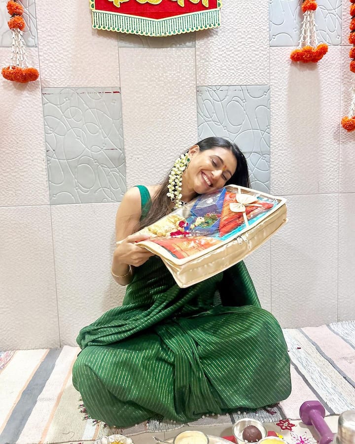 रेश्माने तिच्या केळवणासाठी हिरव्या रंगाची साडी परिधान केल्याचं पाहायला मिळतंय.