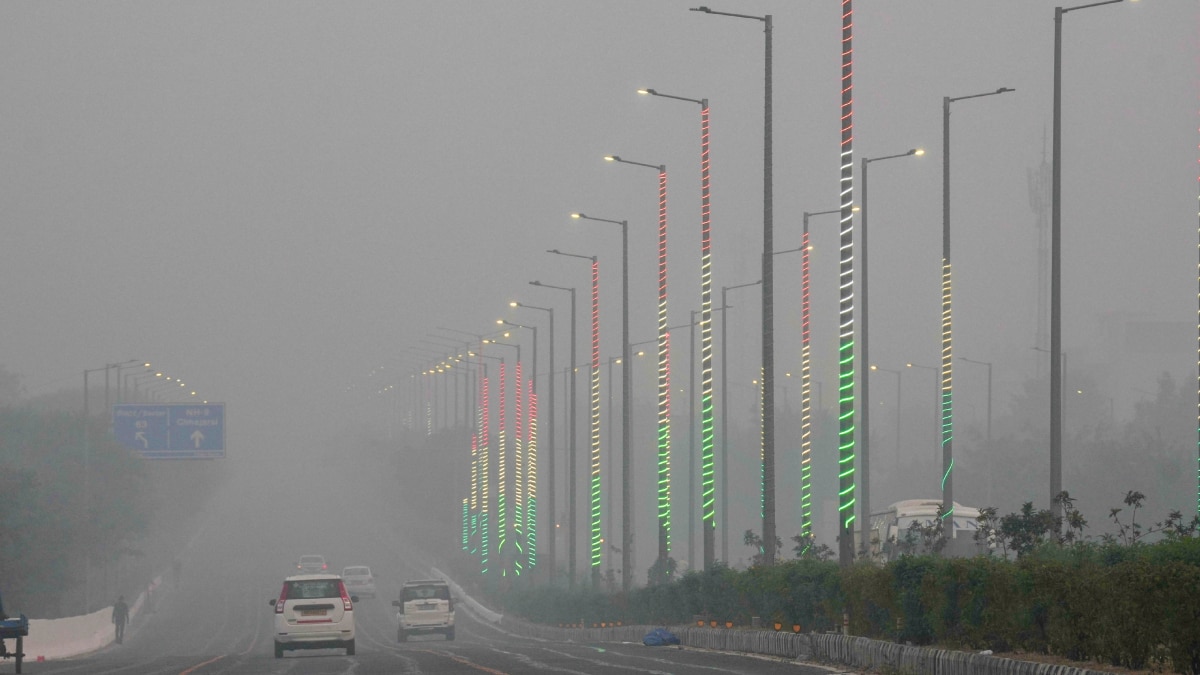 UP Weather: नोएडा-गाजियाबाद में प्रदूषण के बीच ठंड का कहर, जहरीली हुई हवा, 300 के पार पहुंचा AQI