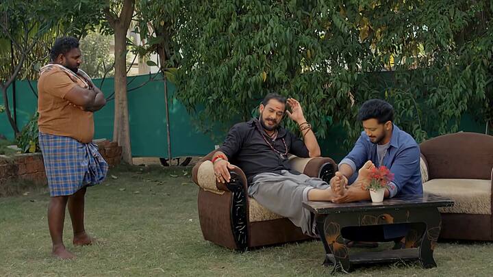 చక్రవర్తి నుంచి నిజం తెలుసుకుని ఇంటికి చేరుకున్న సత్య.. క్రిష్ మహదేవయ్యకి కాళ్లు పట్టడం చూసి రగిలిపోతుంది. నీ దుర్మార్గానికి ముగింపు పలికే టైమ్ వచ్చింది..అప్పటి వరకూ నువ్వు నవ్వు ఆ తర్వాత నేను నవ్వుతా అనుకుంటుంది