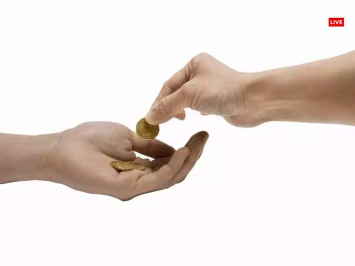 हिंदू धर्म में दान का महत्व बताया गया है. दान देने से शुभ फल की प्राप्ति होती है. किन्नर को दान देना भी अति शुभ होता है. किन्नर को दान देने से घर में सुख- समृद्धि आती है.