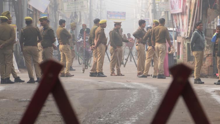 यूपी उपचुनाव: मतदान के दौरान कहीं बवाल तो कहीं पथराव, अखिलेश दिन भर सोशल मीडिया पर रहे एक्टिव