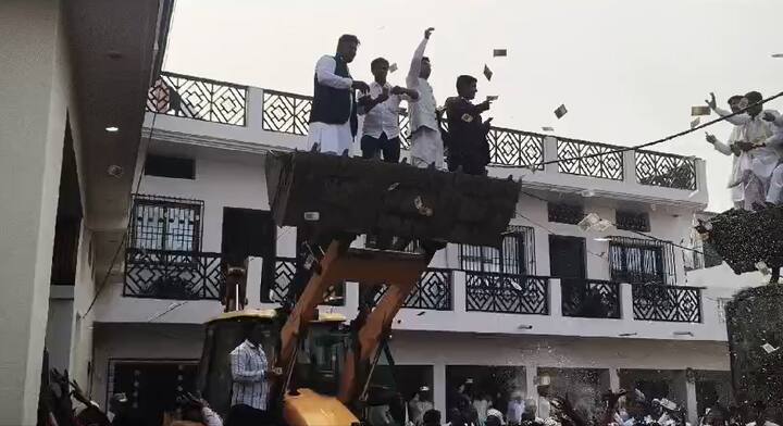 आपको जानकर भले ही अजीब लगे, लेकिन यह खबर पक्की है. बता दें कि सिद्धार्थनगर जिले के देवलहवा गांव का यह पूरा मामला है.जहां अफजाल और अरमान नाम के दो भाइयों की शादी बड़ी धूमधाम से की गई.