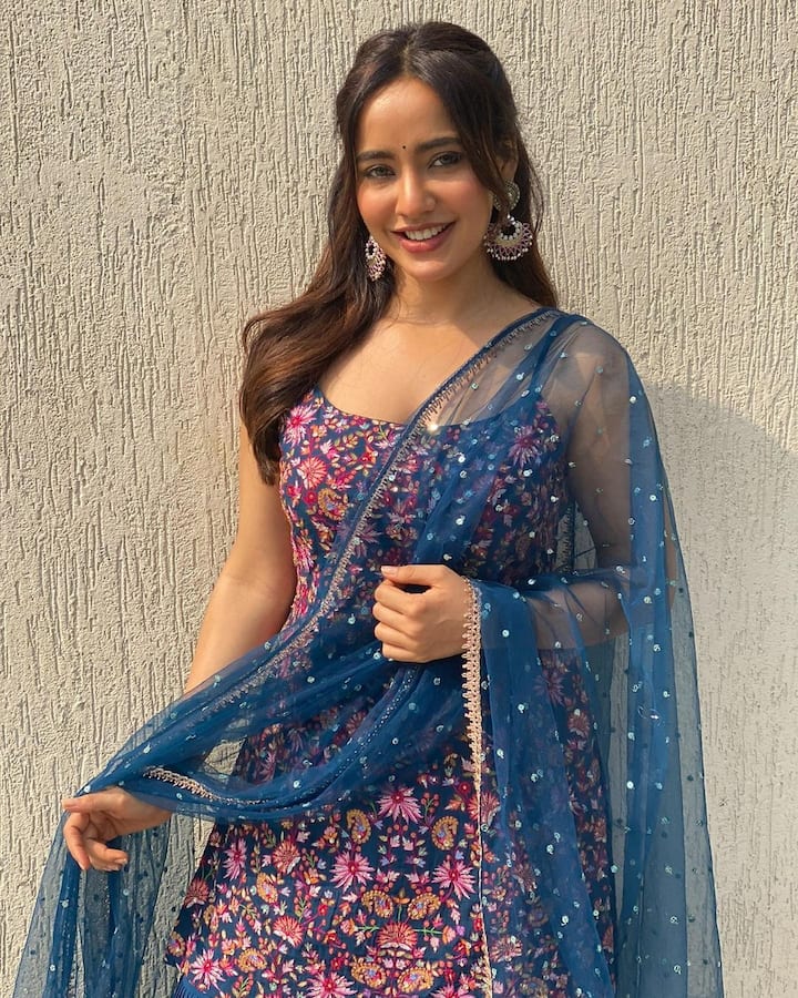 Neha is very active on social media. Neha is often seen sharing her stunning photos with fans. Fans also shower a lot of love on his photos.
