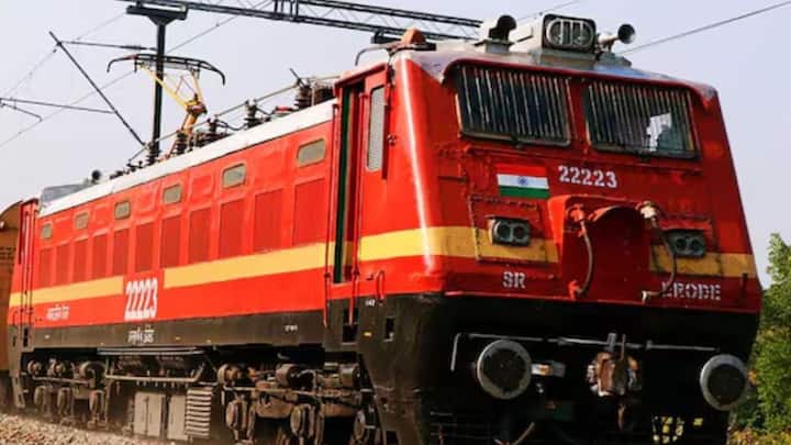 दरअसल रेलवे के नियमों के अनुसार कोई भी रेलवे का कर्मचारी बिना टिकट के सफर कर सकता है. लेकिन वह सिर्फ तभी बिना टिकट के सफर कर सकता है. जब उसके पास रेलवे से प्राप्त अधिकारी पास होता है. ऐसा नहीं है कि पास नहीं लेकिन फिर भी कोई रेलवे कर्मचारी बेटिकट यात्रा कर सके.