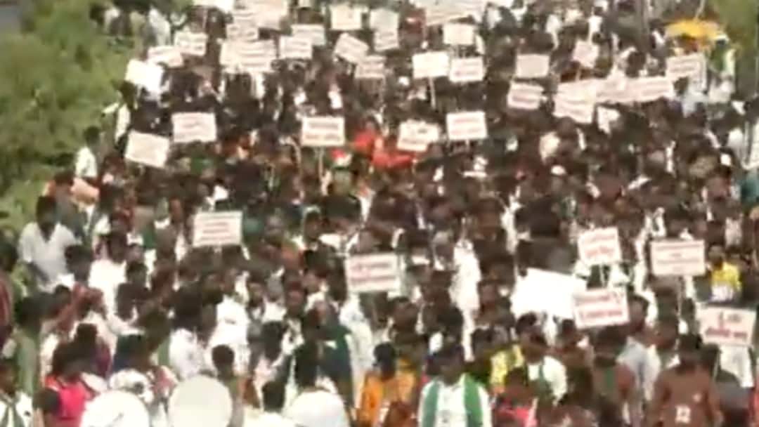 WATCH: Seers, Farmers, BJP Workers Protest In Kalaburagi Against 'Waqf Board Encroachments' WATCH: Seers, Farmers, BJP Workers Protest In Kalaburagi Against 'Waqf Board Encroachments'