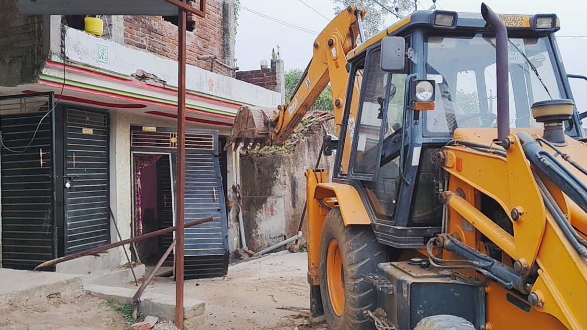 Bulldozer Action: बिहार में आरिफ खान के घर पर चला बुलडोजर, SSP ने कह दिया- अपराधी सरेंडर करें नहीं तो…