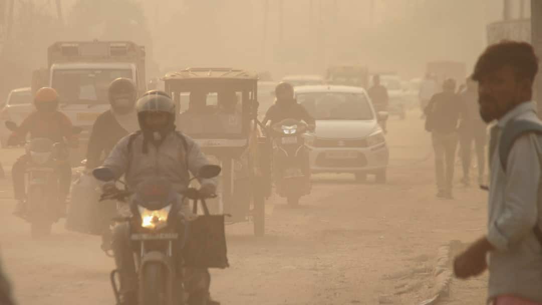 ਪੰਜਾਬ 'ਚ 2 ਦਿਨ ਪਵੇਗੀ ਸੰਘਣੀ ਧੁੰਦ, ਤਾਪਮਾਨ 'ਚ ਆਈ ਗਿਰਾਵਟ, ਪ੍ਰਦੂਸ਼ਣ ਕਰਕੇ ਹਾਲਾਤ ਖਰਾਬ, ਜਾਣੋ ਆਪਣੇ ਸ਼ਹਿਰ ਦਾ ਹਾਲ Punjab and Chandigarh Weather Update Fog Alert for two days in the state Know all Details ਪੰਜਾਬ 'ਚ 2 ਦਿਨ ਪਵੇਗੀ ਸੰਘਣੀ ਧੁੰਦ, ਤਾਪਮਾਨ 'ਚ ਆਈ ਗਿਰਾਵਟ, ਪ੍ਰਦੂਸ਼ਣ ਕਰਕੇ ਹਾਲਾਤ ਖਰਾਬ, ਜਾਣੋ ਆਪਣੇ ਸ਼ਹਿਰ ਦਾ ਹਾਲ