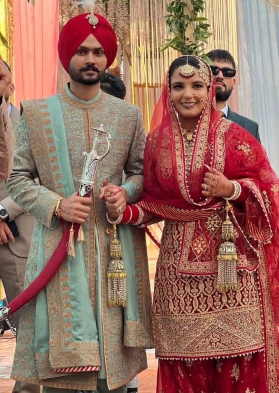 ਪੰਜਾਬੀ ਗਾਇਕ ਨੇ ਇਸ ਮਸ਼ਹੂਰ ਹਸਤੀ ਦੀ ਧੀ ਨਾਲ ਕਰਵਾਇਆ ਵਿਆਹ, ਚਰਚਾ 'ਚ ਜੋੜੀ...