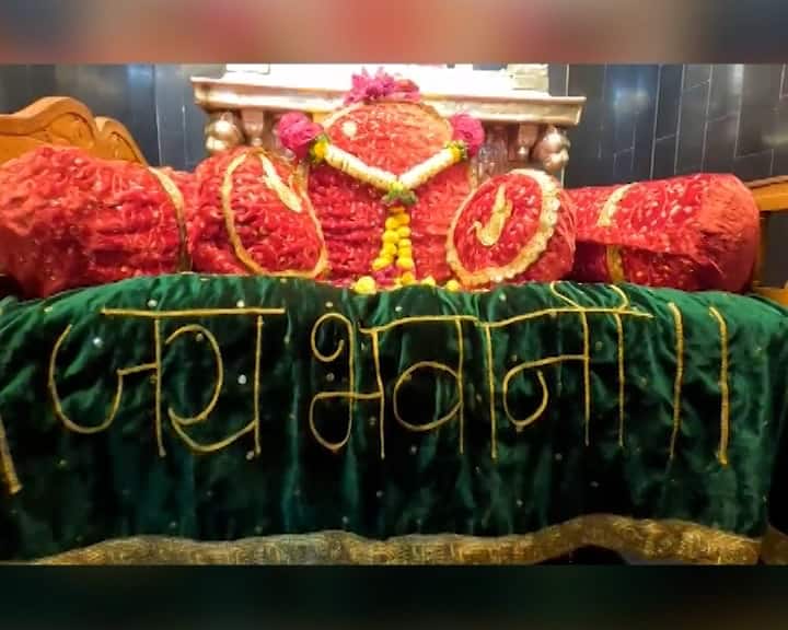 या ठिकाणी देवीची सिंहासन पूजा ही अत्यंत महत्वाची मानली जाते.