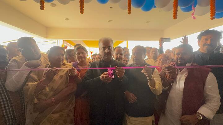 जीएनएम व पारामेडिकल संस्थान भवन का भी मंत्री ने उद्घाटन किया. स्वास्थ्य मंत्री मंगल पांडेय ने कहा कि प्रधानमंत्री नरेंद्र मोदी और मुख्यमंत्री नीतीश कुमार के निर्देश पर बिहार में स्वास्थ्य व्यवस्था को दुरुस्त करने की दिशा में लगातार काम किए जा रहे हैं.