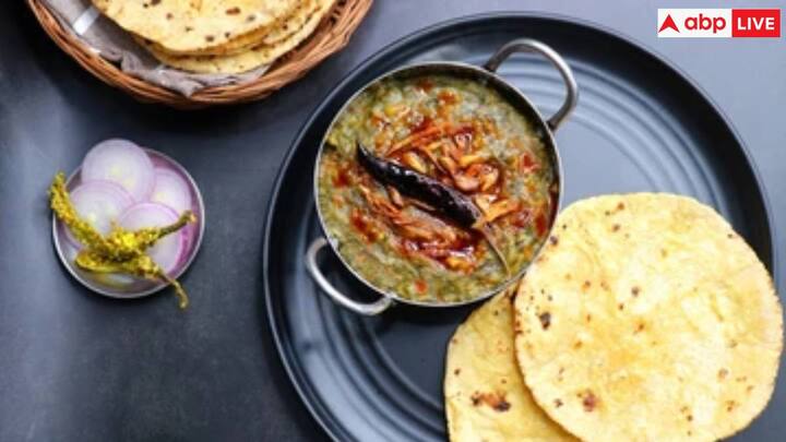 मक्की की रोटी गोल्डन ब्राउन होने तक पकाते रहें. फिर इस रोटी को सरसों का साग, गुड़ और सफेद मक्खन के साथ सर्व करें.