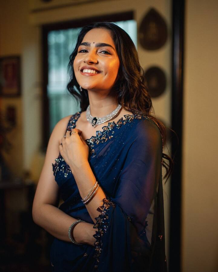 సినిమాలో డీ గ్లామర్ రోల్ లో కనిపించిన రుక్మిణి...స్టైలిష్ లుక్ చూడాలంటే ఇన్ స్టా ఓపెన్ చేయాల్సిందే.