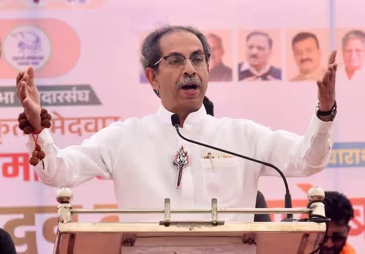 महाविकास आघाडीच्या नेत्यांबद्दल बोलायचं झालं तर उद्धव ठाकरे यांचं नाव आघाडीवर आहे. ॲक्सिस माय इंडियाच्या सर्वेक्षणानुसार, 18 टक्के लोकांना त्यांना महाराष्ट्राचा पुढील मुख्यमंत्री बनवायचं आहे.