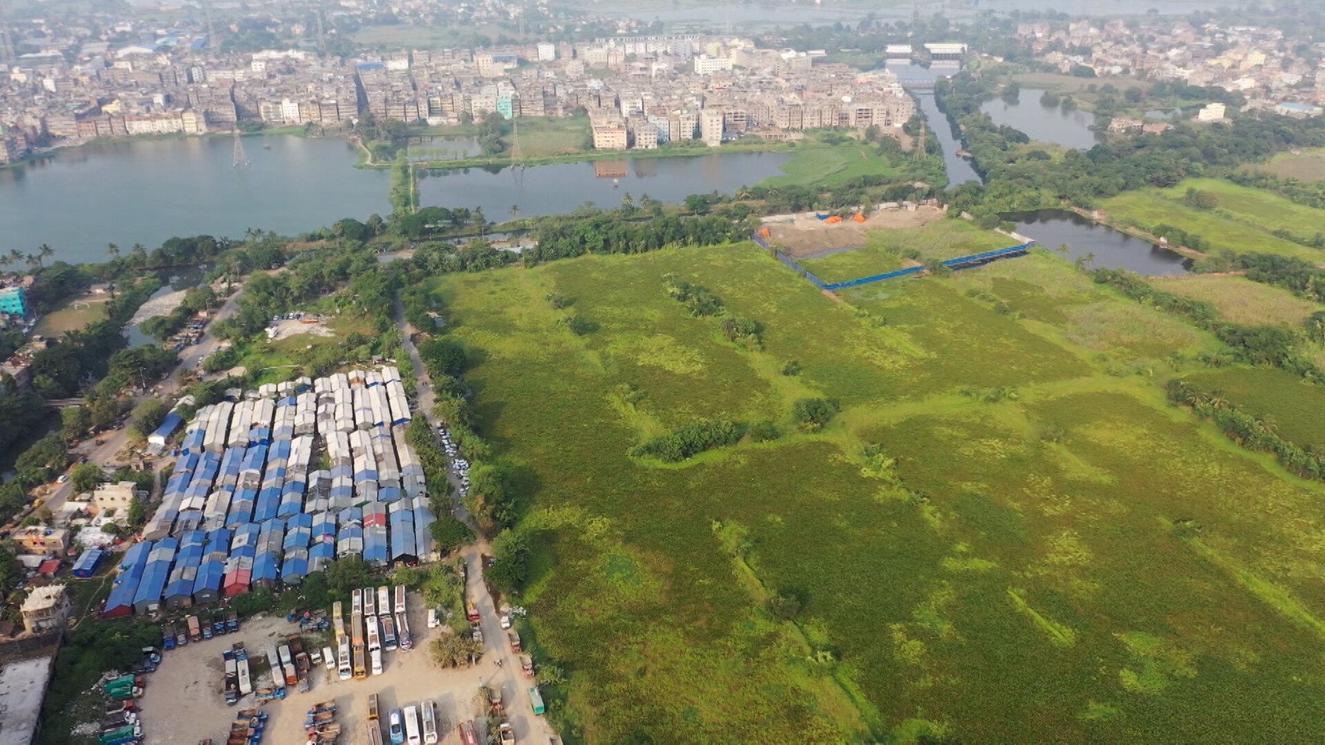 Wetland illegal Construction Controversy : অবাধে চলছে জলাভূমি ভরাট, হইচই পড়ে যেতেই ঢাকা হল আর্থমুভার, এবিপি আনন্দ-র ক্যামেরা দেখতে যা হল ...