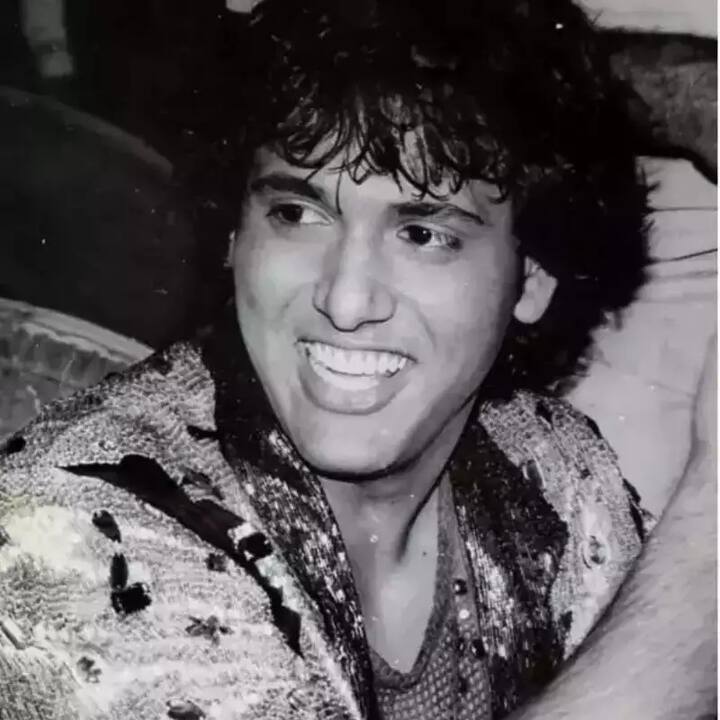 गोविंदा की कामयाबी का अंदाजा आप इसी से लगा सकते हैं कि एक बार उन्होंने एक दिन के अंदर 49 फिल्में साइन की थीं. गोविंदा का सिक्का चलने लगा था और प्रोड्यूसर उनपर पैसा लुटाने को तैयार थे. गोविंदा तो इस कामयाबी से खुश थे लेकिन कुछ लोग उनकी इस सफलता से जलने लगे थे.