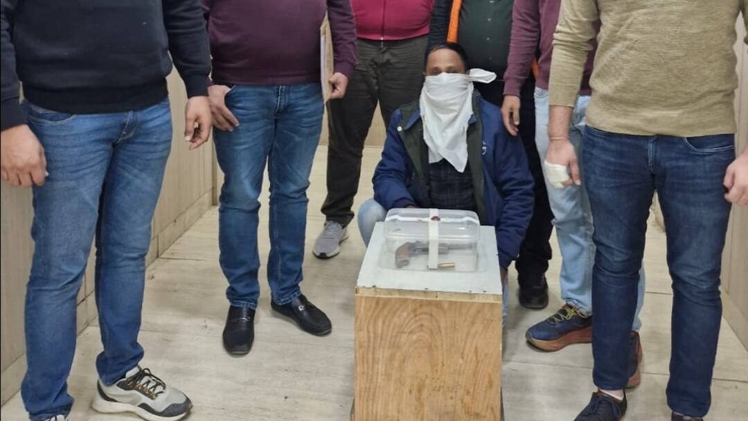 लोकेशन बदलकर दो साल से चकमा दे रहा था हत्यारा, अवैध हथियार के साथ गिरफ्तार Delhi Police arrested absconding killer convicted in murder case during robbery ANN लोकेशन बदलकर दो साल से चकमा दे रहा था हत्यारा, अवैध हथियार के साथ गिरफ्तार