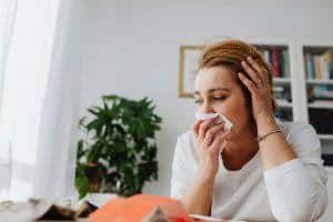 नारियल तेल की मालिश: अगर आपको धूल मिट्टी से एलर्जी है, जिसके कारण आपकी नाक बंद हो जाती है, तो रात में सोने से पहले अपने नथुनों के पास और गले पर नारियल तेल से मालिश करें, इससे सांस लेने में राहत मिलती है..