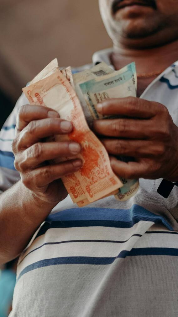 कौन ज्यादा कमाता है, नोएडा में रहने वाले या दिल्लीवाले?