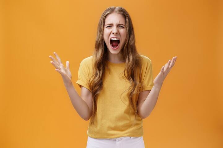 हार्मोनल इंबैलेंस : वर्ल्ड हेल्थ ऑर्गेनाइजेशन की एक रिपोर्ट के अनुसार, टेस्टोस्टेरोन हार्मोन में फ्लकचुएशन होने से इंपल्सिव नेचर, एग्रेशन और इरिटेबिलिटी बढ़ती है, खासकर महिलाओं में पीरियड्स के दौरान टेस्टोस्टरॉन हॉर्मोन इंबैलेंस होते हैं.