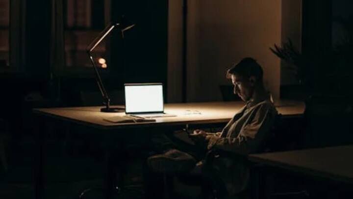 কীভাবে বসে কাজ করছেন, কতটা লক্ষ্য স্থির রয়েছে তাও অত্যন্ত গুরুত্বপূর্ণ বিষয়। পায়ের উপর পা তুলে বসবেন না কাজের সময়। হাই ব্যাক চেয়ার ব্যবহার করতে হবে অফিসে। যাতে কেরিয়ারে উন্নতি হয় দ্রুত। একইসঙ্গে বাড়িতে বসে কাজ করলেও নিয়ম মানতে হবে।