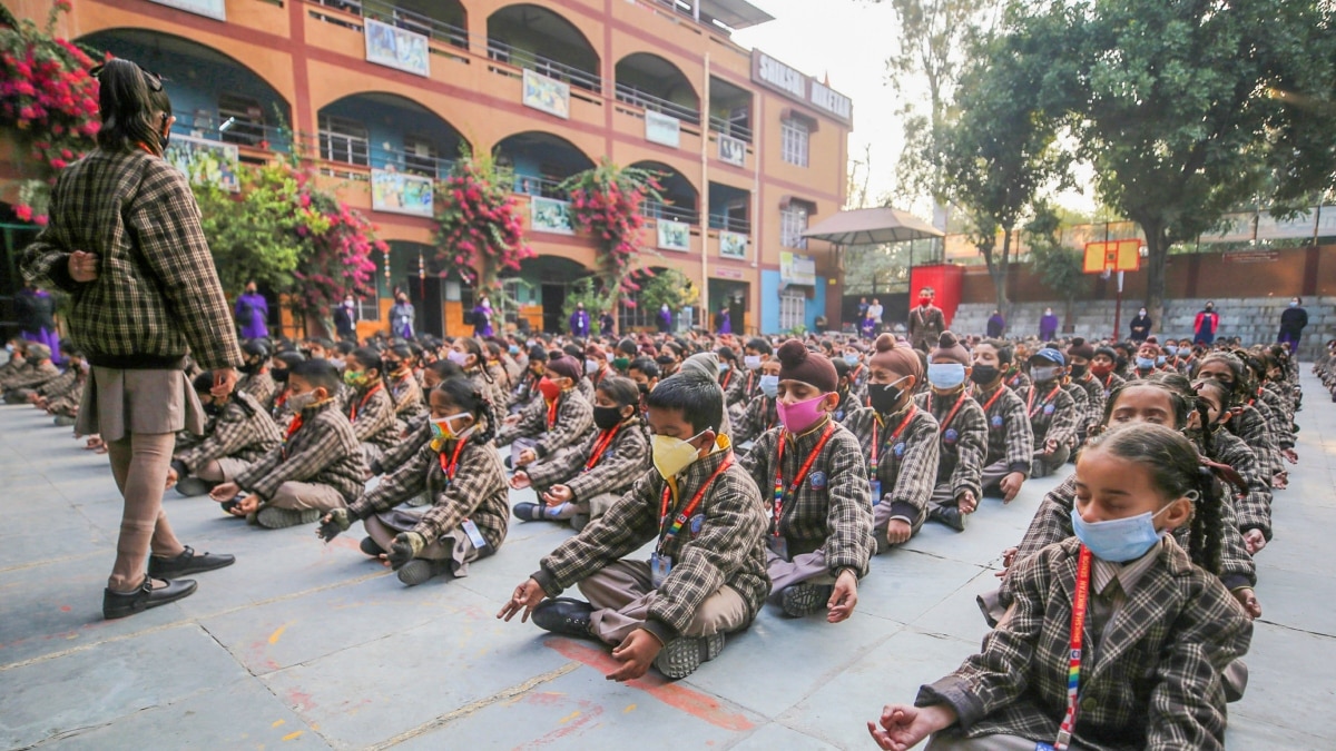 दिल्ली में बढ़ते प्रदूषण का साइड इफेक्ट, जम्मू में स्कूलों ने एहतियात के तौर पर उठाए ये कदम