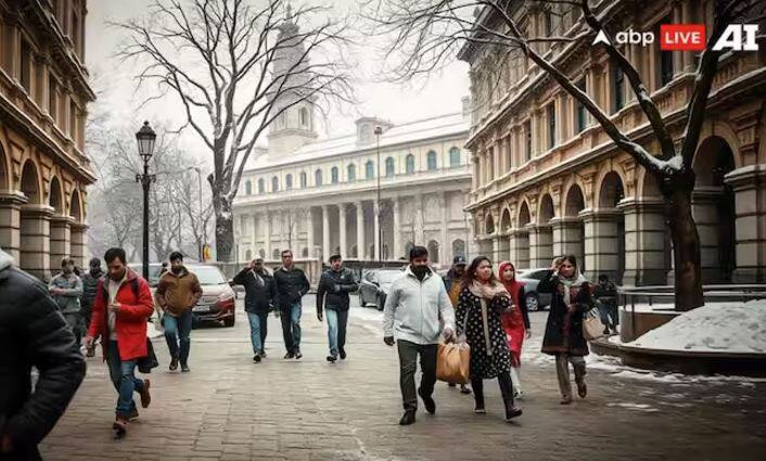 ਦਿੱਲੀ ਵਿੱਚ ਕਨਾਟ ਪਲੇਸ ਆਰਕੀਟੈਕਚਰ ਕਲਾ ਦਾ ਇੱਕ ਸ਼ਾਨਦਾਰ ਨਮੂਨਾ ਹੈ। ਕਨਾਟ ਪਲੇਸ ਵਿੱਚ ਹਰ ਰੋਜ਼ ਬਹੁਤ ਸਾਰੇ ਲੋਕ ਆਉਂਦੇ ਹਨ, ਇੱਥੇ ਦੁਨੀਆ ਭਰ ਦੇ ਮਸ਼ਹੂਰ ਬ੍ਰਾਂਡਾਂ ਦੇ ਸਟੋਰ, ਪੁਰਾਣੇ ਥੀਏਟਰ, ਭਾਰਤੀ ਰੈਸਟੋਰੈਂਟ ਅਤੇ ਬਹੁਤ ਸਾਰੇ ਬਾਜ਼ਾਰ ਹਨ। ਜੇਕਰ ਕਨਾਟ ਪਲੇਸ 'ਚ ਬਰਫ ਪੈਂਦੀ ਹੈ ਤਾਂ ਲੋਕ ਇਸ ਤਰ੍ਹਾਂ ਘੁੰਮਦੇ ਨਜ਼ਰ ਆਉਣਗੇ।