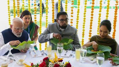 PM Modi says President Irfaan Ali served a 7 curry meal on a water lily leaf 7 குழம்போட சாப்பாடு கயானாவில் பிரதமர் மோடிக்கு சூப்பர் விருந்து.. மெய் மறந்துட்டாரு!
