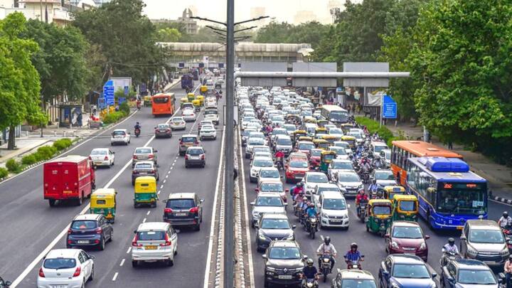 अब सवाल है कि अगर सरकार के इस कदम के बाद दिल्ली-एनसीआर में 10 साल से ज्यादा पुरानी डीजल गाड़ियां और 15 साल से ज्यादा पुरानी पेट्रोल गाड़ियां सड़क पर नजर आएंगी तो क्या एक्शन लिया जाएगा? (फोटो क्रेडिट- सोशल मीडिया)