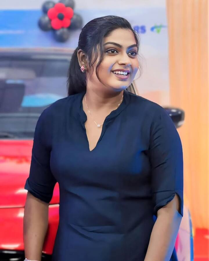அப்படிப்பட்ட ஐயப்ப பக்தர்களின் உணர்வை சீண்டும் விதமாக ஒரு பாடலை பாடி சர்ச்சையில் சிக்கியிருக்கிறார் இசைவாணி. மார்கழியில் மக்களிசை என்பது நீலம் கலாச்சார மையத்தால் ஆண்டுதோறும் நடத்தப்படும் இசை விழா. இது இந்தியா முழுவதும் உள்ள மக்கள் கலைஞர்களை அழைத்து வருவதை நோக்கமாக கொண்டுள்ளது.