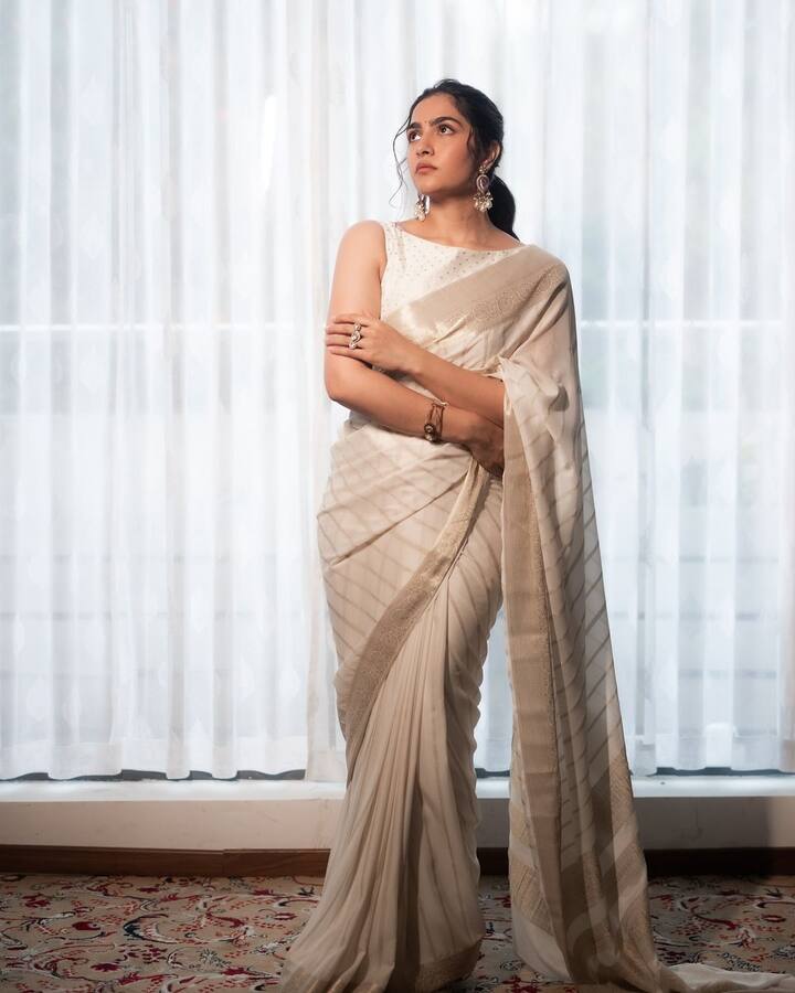 ట్రెడిషనల్ లుక్ లో రుక్మిణి ఎంత బావుంటుందో ట్రెండీ లుక్ లో కూడా అంతకుమించి అనేలా ఉంటుంది.