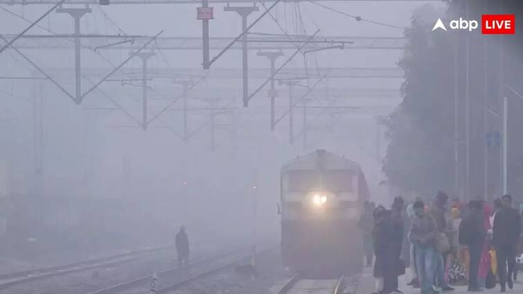 indian railway rules if train is running late due to fog you will get free meal know the rules कोहरे की वजह से देरी से चल रही हैं ट्रेनें, जानें कितने घंटे डिले होने पर मिलता है मुफ्त खाना
