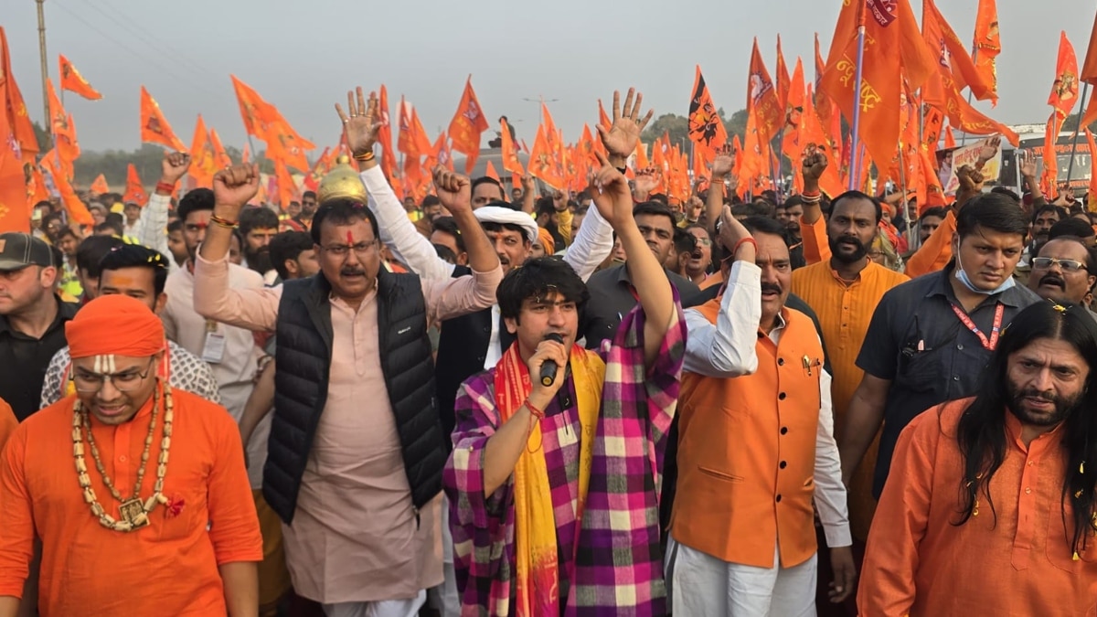 Bageshwar Baba: बागेश्वर बाबा धीरेंद्र कृष्ण शास्त्री की पदयात्रा में उमड़ा जनसैलाब, जगह-जगह फूलों की वर्षा