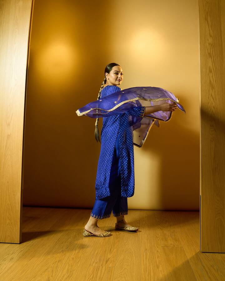 સોનાક્ષી સિન્હાએ સોશિયલ મીડિયા પર પોતાના નવા લૂકની તસવીરો શેર કરી છે. આમાં તે બ્લુ કુર્તા અને પેન્ટ પહેરેલી જોવા મળી રહી છે.