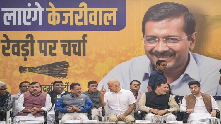 AAP 7 promises Ahead Of Delhi election 2025 Free Electricity Education and Water 7 வாக்குறுதிகள்.. இறங்கி அடித்த அரவிந்த் கெஜ்ரிவால்.. தேர்தலுக்கு அந்த பிரம்மாஸ்திரம் வேற இருக்கே