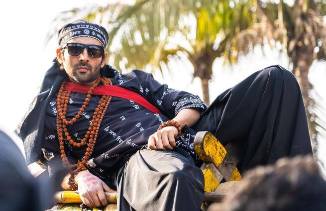 हॉरर कॉमेडी एक्टर: कार्तिक आर्यन उन एक्टर्स में शामिल हुए जो हॉरर-कॉमेडी फिल्म को दर्शकों के बीच पॉपुलर बनाता है. इस चीज को कार्तिक ने फिल्म भूल भुलैया 2 और फिल्म भूल भुलैया 3 से साबित कर दिया. कार्तिक की ये दोनों हॉरर-कॉमेडी फिल्में बॉक्स ऑफिस पर सुपरहिट साबित हुईं.