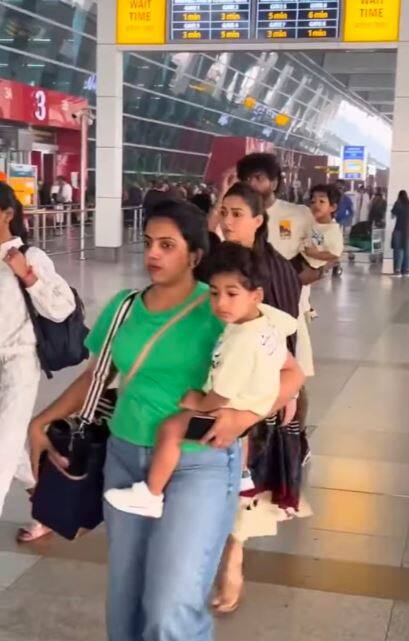 சோசியல் மீடியாவில் தாறுமாறு வைரலாகி வரும் இந்த வீடியோவை பார்க்கும் நெட்டிசன்கள் குழந்தை பெத்துக்க தான் வலிக்குது... தூக்கிட்டு போகக்கூட வலிக்குதா? என விமர்சித்து வருகின்றனர். தனுஷ் மீது அவதூறு பரப்பும் வகையில் அறிக்கை வெளியிட்ட விவகாரத்தில் கோபமாக இருந்த அவரது ரசிகர்களும் கிடைச்சிதுடா நமக்கொரு சான்ஸ் என்பது போல் நயனை வசைபாடி வருகின்றனர்.