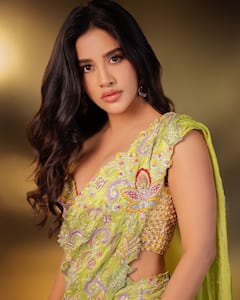 Nabha Natesh : నభా నటేష్ బ్లౌజ్ డిజైన్ చూశారా? హాఫ్ శారీలో ఇస్మార్ట్​గా ఉన్న బ్యూటీ