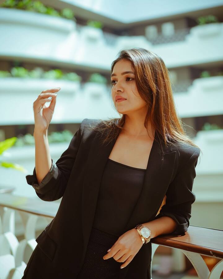 இந்நிலையில் நடிகை வாணி போஜன், நடிப்பில் பிசியாக இருந்தாலும் அவ்வப்போது தன்னுடைய ரசிகர்களுக்காக விதவிதமான புகைப்படங்களை வெளியிட்டு வருகிறார். இவர் வெளியிடும் புகைப்படங்களுக்கும் நல்ல வரவேற்பு கிடைத்து வருகிறது.