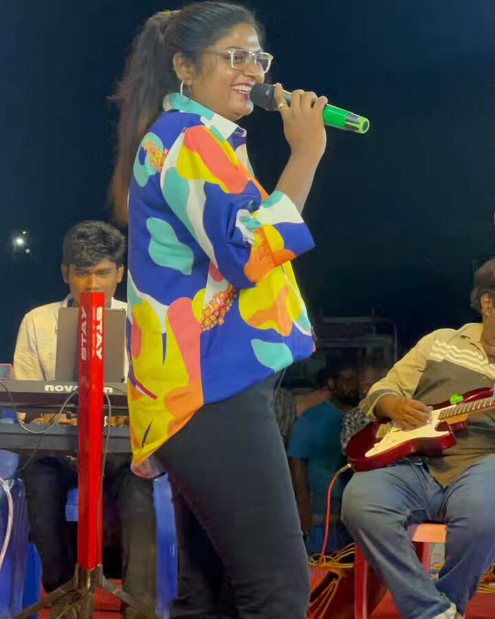 கடந்த மாதம் நடத்தப்பட்ட இசை விழாவில் கானா பாடகி இசைவாணியும் கலந்து கொண்டு 'ஐ ஆம் சாரி ஐயப்பா நா உள்ள வந்தா என்னப்பா... நான் தாடி காரன் பேபி இப்போ காலம் மாறி போச்சு, நீ தள்ளி வச்சா தீட்டா நான் முன்னேறுவேன் மாசா என்று பாடலை பாடி சர்ச்சையில் சிக்கியிருக்கிறார்.