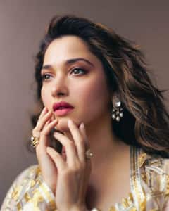 Tamannaah Bhatia Pics: गोल्डन गर्ल बनकर तमन्ना भाटिया ने कराया हुस्न का दीदार, एक-एक पोज पर हार बैठेंगे दिल