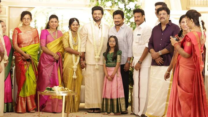 விக்னேஷ் சிவன் இயக்கிய தனுஷ் தயாரித்த நானும் ரவுடிதான் படத்தில் உதவி இயக்குநராக பணியாற்றினார் ஆகாஷ் , தொடர்ந்து காத்துவாக்குல ரெண்டு காதல், பாவக்கதைகள் ஆகிய படங்களிலும் விக்னேஷின் சிவனின் உதவி இயக்குநராக பணியாற்றினார்.