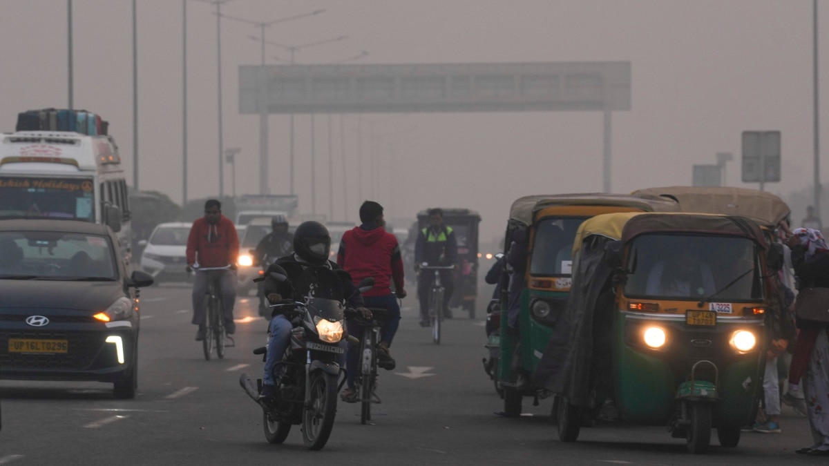 Delhi Weather: ठंड से कांपने लगी दिल्ली! इतना गिर गया तापमान, प्रदूषण से बुरा हाल, AQI 500 के पार