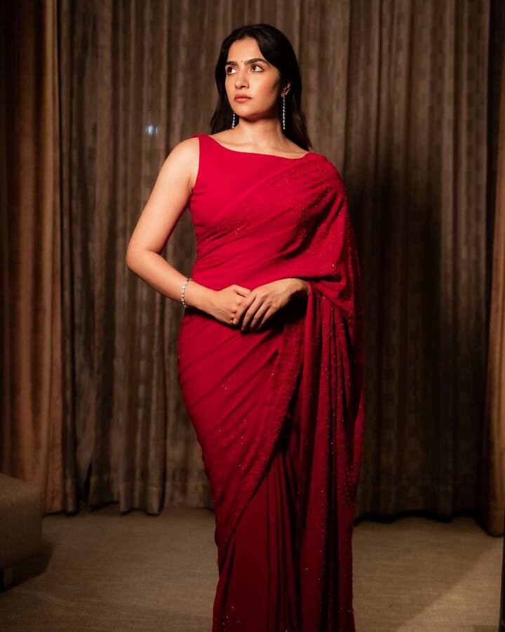 ట్రెడిషనల్ లుక్ అయినా, ట్రెండీ అయినా రుక్మిణి వసంత్ అదిరిపోతుందంటున్నారు నెటిజన్లు