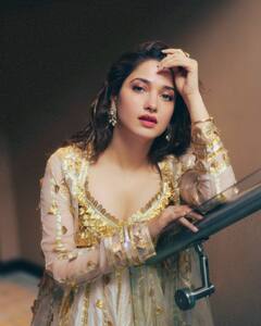Tamannaah Bhatia Pics: गोल्डन गर्ल बनकर तमन्ना भाटिया ने कराया हुस्न का दीदार, एक-एक पोज पर हार बैठेंगे दिल