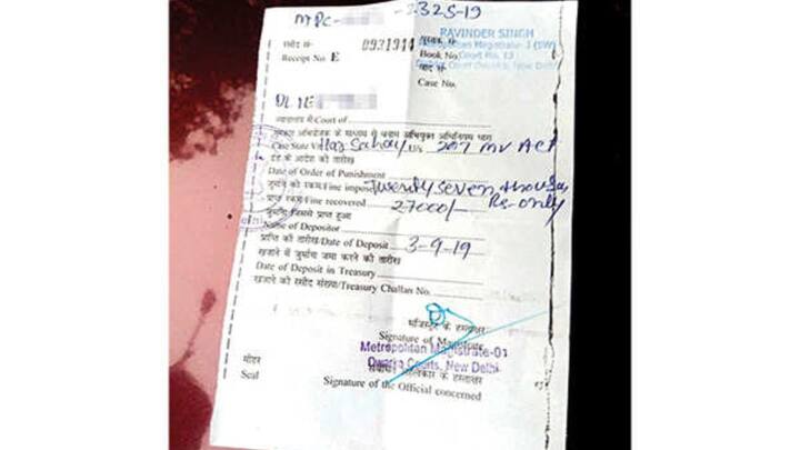 आप चालान कटने के के बाद मौके पर मौजूद संबंधित पुलिस अधिकारी से चालान की रसीद जरूर प्राप्त करें. भले ही अपने ट्रैफिक नियम का उल्लंघन किया हो लेकिन पुलिस आपके साथ अभद्रता नहीं कर सकती. कोई अधिकारी ऐसा करे तो आप उस अधिकारी का नाम नोट कर लें और उसकी शिकायत नजदीकी पुलिस स्टेशन में करें. या आप ऑनलाइन भी शिकायत कर सकते हैं.