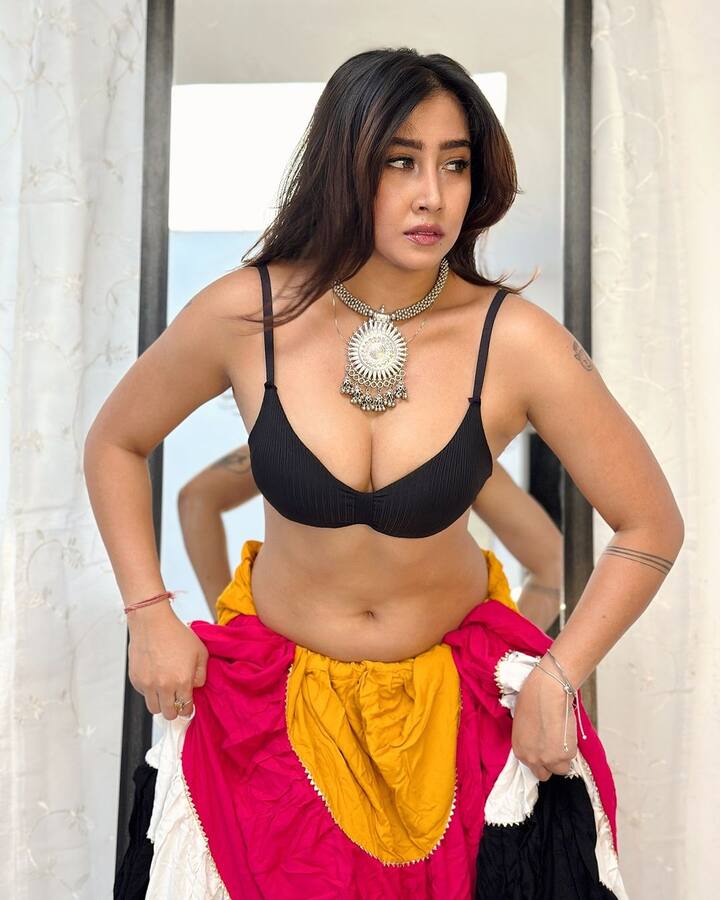 આ ફોટોઝમાં સોફિયા બ્રાલેટમાં બોલ્ડ અંદાજમાં દેખાઈ રહી છે. સોશિયલ મીડિયા સેન્સેશન સોફિયા અંસારી તેના બોલ્ડ લુકથી ચાહકોના મન મોહી લે છે.